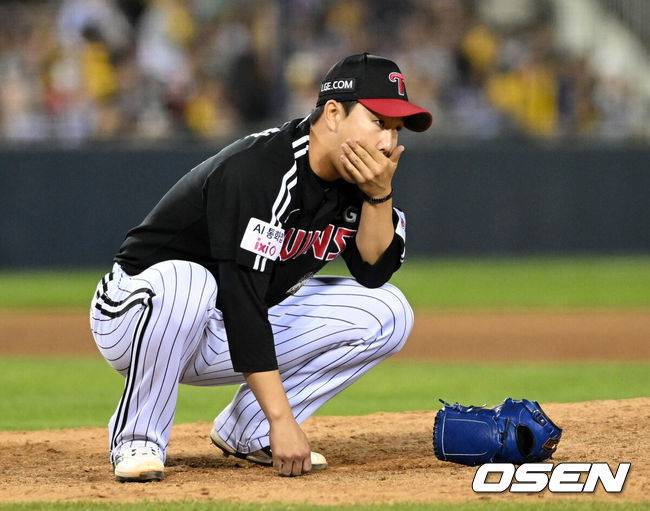 [OSEN=잠실, 이대선 기자] 24일 서울 잠실야구장에서 2026 신한 SOL KBO리그 두산 베어스와 LG 트윈스의 경기가 열렸다.이날 두산은 최승용, LG는 임찬규를 선발로 내세웠다.9회말 LG 유영찬이 투구 중 팔꿈치 통증을 호소하며 마운드에 주저앉아 있다. 2026.04.24 /sunday@osen.co.kr