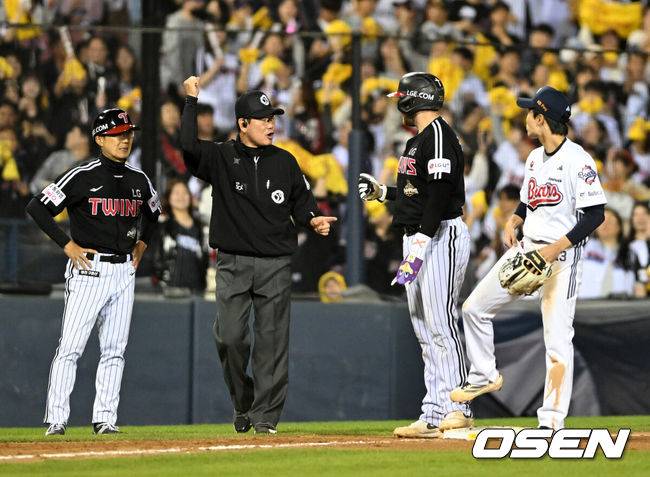 [OSEN=잠실, 이대선 기자] 24일 서울 잠실야구장에서 2026 신한 SOL KBO리그 두산 베어스와 LG 트윈스의 경기가 열렸다.이날 두산은 최승용, LG는 임찬규를 선발로 내세웠다.9회초 1사 만루에서 LG 문보경의 2타점 적시타 때 1루주자 오스틴이 3루로 쇄도하는 과정에서 정수성 코치의 도움을 받았다고 판단한 김성철 심판이 3루 주자 아웃을 선언하고 있다. 2026.04.24 /sunday@osen.co.kr
