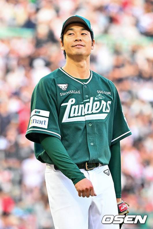 [OSEN=인천, 민경훈 기자] 25일 오후 인천 SSG랜더스필드에서 ‘2026 신한 SOL Bank KBO리그' SSG 랜더스와 KT 위즈의 경기가 진행됐다. 5회초를 마친 SSG 선발 타케다가 미소 짓고 있다. 2026.04.25 / rumi@osen.co.kr