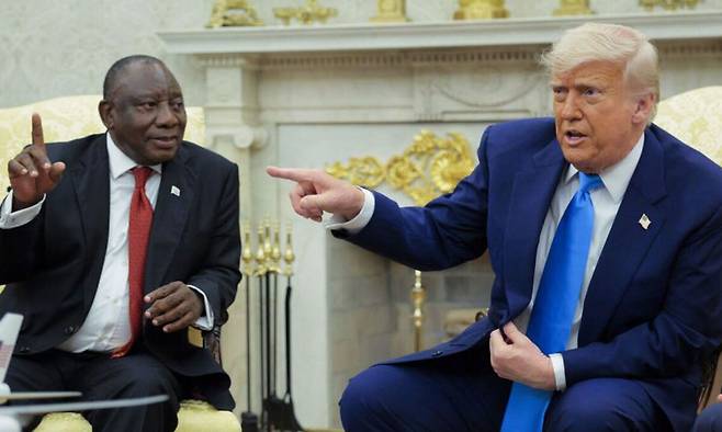 지난 2025년 5월21일 백악관에서 만난&nbsp;시릴 라마포사 남아공 대통령(왼쪽)과 도널드 트럼프 미국 대통령이 정상회담에 앞서 설전을 벌이고 있다. 트럼프가&nbsp;“남아공에서 백인들이 집단학살을 당하고 있다”는 주장을 펴자 라마포사는&nbsp;“전혀 근거가 없으며&nbsp;사실이 아니다”라고 반박했다. 로이터연합