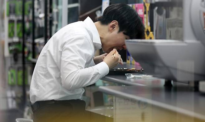 서울 시내 한 편의점에서 시민이 식사를 하고 있다. 뉴시스