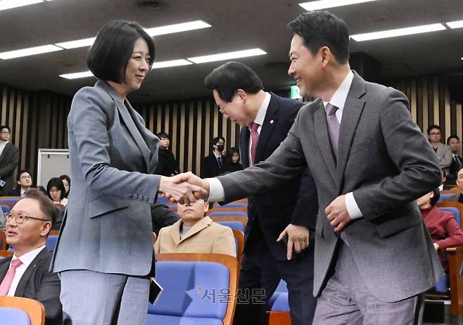 장동혁 국민의힘 대표가 23일 국회에서 열린 의원총회에 침석 하면서 배현진 의원과 인사를 나누고 있다.2026.2.23 안주영 전문기자