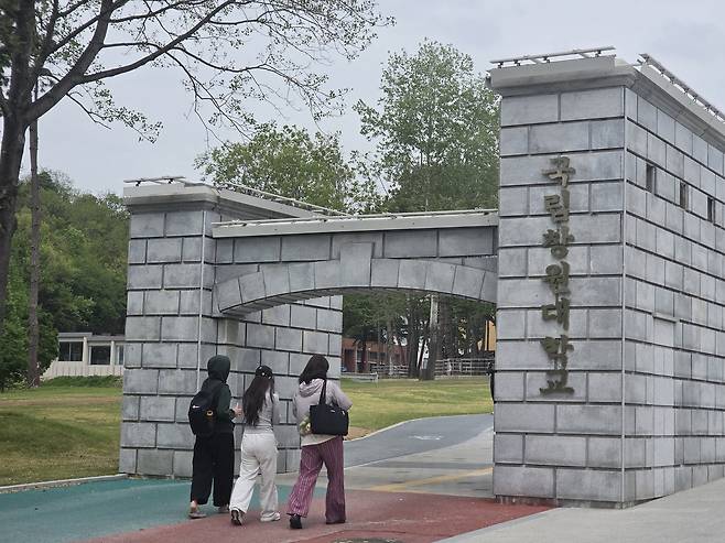 창원대학교 학생들이 23일 창원시 의창구 창원대학교 정문을 지나가고 있다. 창원=이건율 기자