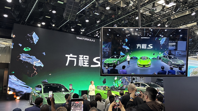 24일 베이징 모터쇼(오토차이나 2026)에서 BYD 오프로드 브랜드 ‘팡청바오’의 신규 세단 라인업 팡청S가 공개되고 있다. 베이징=정다은 특파원