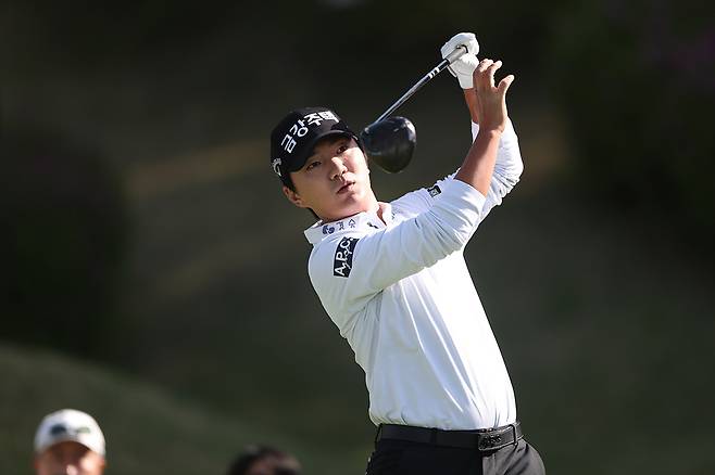 옥태훈이 24일 경기도 파주시 서원밸리 컨트리클럽 밸리·서원 코스(파71)에서 열린 KPGA 투어 우리금융 챔피언십 2라운드 11번 홀에서 티샷을 날리고 있다. 사진 제공=KPGA