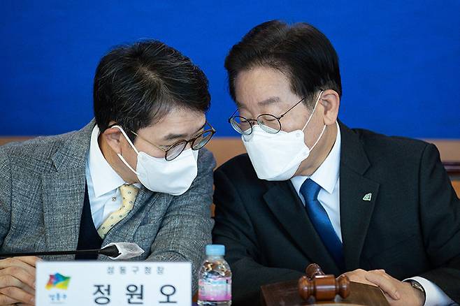 2022년 11월 30일 서울 성동구청에서 열린 현장 최고위원회의에서 이재명 대통령(당시 더불어민주당 대표)이 정원오 민주당 서울시장 후보(당시 성동구청장)와 대화하고 있다. 뉴스1