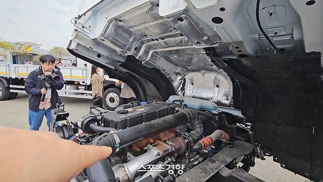 캡을 열면 엔진이 보이는데 중앙 배치 구조는 이렇게 된다. 열이 올라가기 때문에 발열 방지, 쿨링이 중요하다. 사진 | 손재철기자