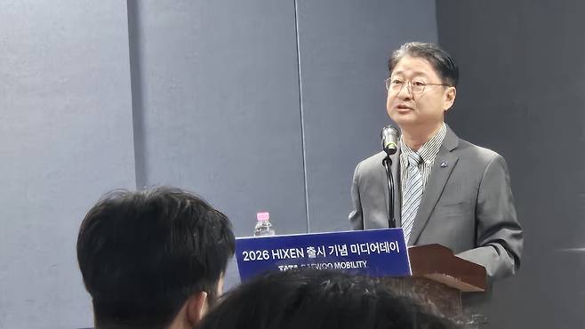 23일 타타대우모빌리티 전북 군산 본사 간담회 무대에서 김태성 타타대우모빌리티 대표가 ‘하이쎈’의 특징, 마켓 공략 전략에 대해  밝히고 있다. 사진 | 손재철기자