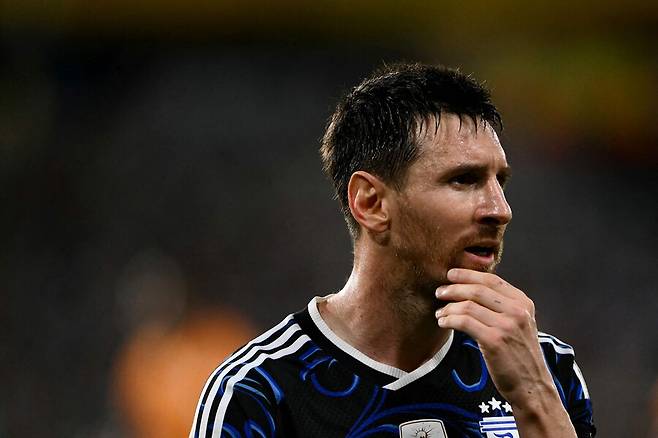 ▲ 더 스트레이트 타임스는 "메시는 현재 사기 혐의로 피소된 상태다. AFA의 (미숙한) 일처리 탓인지 축구의 신을 둘러싼 논란이 끊이지 않는 상황"이라며 피치 밖에서 구축되는 '잡음'이 아르헨티나 축구 스타 주변을 감싸고 있다 지적했다. ⓒ 연합뉴스 / AFP