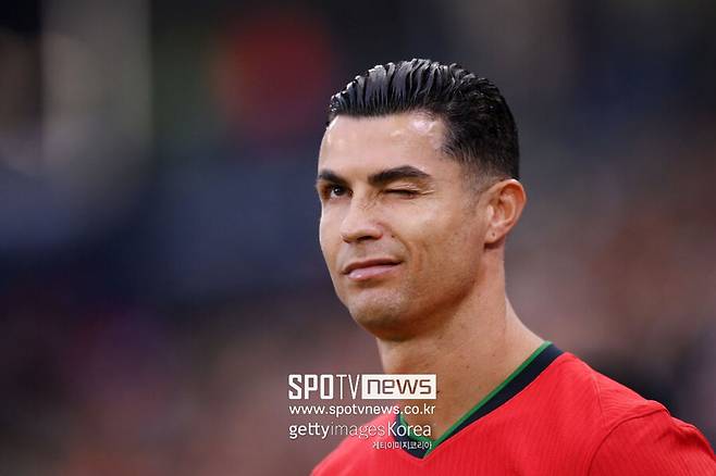 ▲ 통산 6번째 월드컵을 준비하는&nbsp;크리스티아누 호날두(사진)의 '초엄격 식단'이 공개됐다. 호날두가 유벤투스에 몸담던 시절 그의 식단을 책임진 조르조 바로네 셰프는 "호날두는 패스트푸드를 절대 먹지 않는다. 휴가 중에도 마찬가지다. 설탕도 전혀 섭취하지 않는다. 커피에도 넣지 않는다. 설탕은 우리 몸에 독(毒)이라며&nbsp;단호히 거부한다”면서&nbsp;타협을 모르는 포르투갈 공격수 성정에 양손을 들었다.