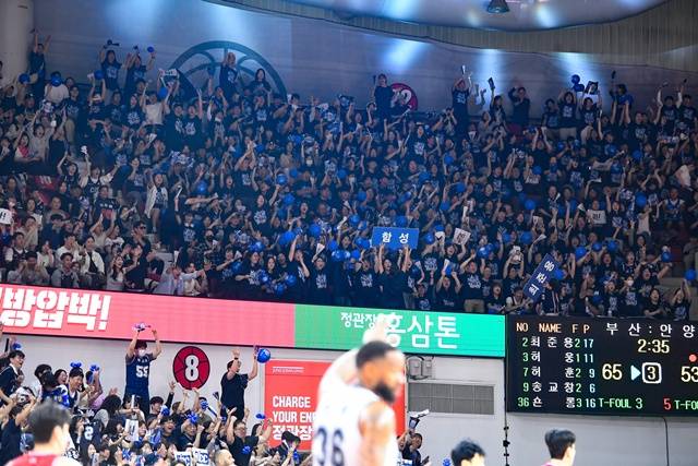 부산 KCC  원정 팬들이 뜨거운 응원을 보내고 있다. /사진=KBL 제공