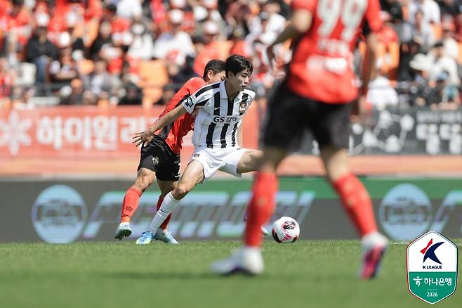FC서울 미드필더 손정범(가운데)이 25일 강릉하이원아레나에서 열린 강원FC와의 하나은행 K리그1 2026 10라운드에서 볼 컨트롤하고 있다. /사진=한국프로축구연맹 제공