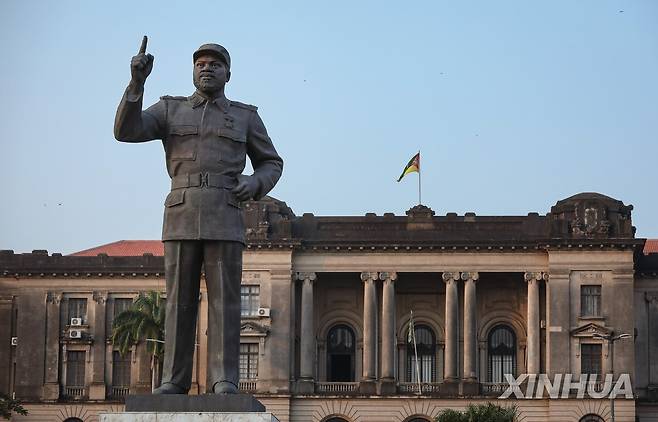 모잠비크 수도 마푸투 시청 앞에 서 있는 사모라 마셸 초대 대통령 동상 [신화 연합뉴스 자료사진. 재판매 및 DB 금지]