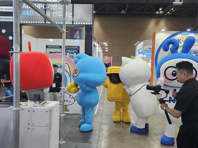 관람객 맞이하는 기관 캐릭터들 [촬영 조승한]