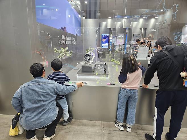 재료연구원 부스에서 과학 그림 그리는 어린이들 [촬영 조승한]
