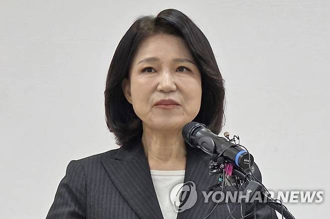 대구시장선거 불출마 선언하는 이진숙 전 방통위원장 (대구=연합뉴스) 한무선 기자 = 국민의힘 대구시장 공천에서 컷오프돼 무소속 출마 행보를 보여온 이진숙 전 방송통신위원장이 25일 국민의힘 대구시당 당사에서 기자회견을 갖고 시장 선거 불출마를 선언하고 있다. 2026.4.25. mshan@yna.co.kr