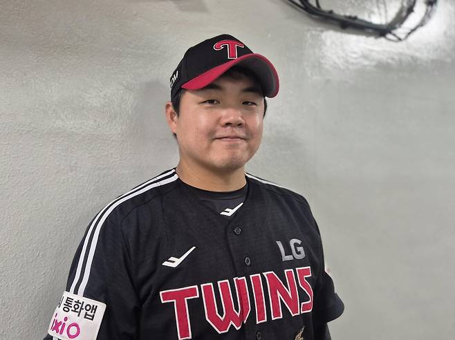 LG 트윈스 장현식 (서울=연합뉴스) 김경윤 기자 = LG 트윈스 장현식이 25일 서울 잠실구장에서 열린 2026 프로야구 두산 베어스전에서 세이브를 기록한 뒤 포즈를 취하고 있다. 2026.4.25. cycle@yna.co.kr