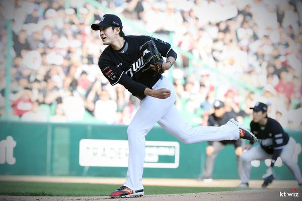 “타자들아, 나 좀 도와주면 안되겠니?” 좀처럼 타선의 도움을 받지 못하고 있는 고영표가 연일 마운드에서 고독한 싸움을 펼치고 있다. 2026.4.25 /kt wiz 제공