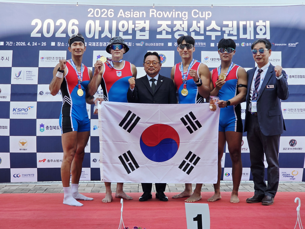 강우규(용인시청)와 김지혁(수원시청)을 비롯한 조정 국가대표팀이 26일 충북 충주시 탄금호 조정경기장에서 막내린 2026 아시안컵 조정선수권대회 남자 쿼드러플스컬에 참가해 금메달을 목에 걸었다./경기도조정협회 제공