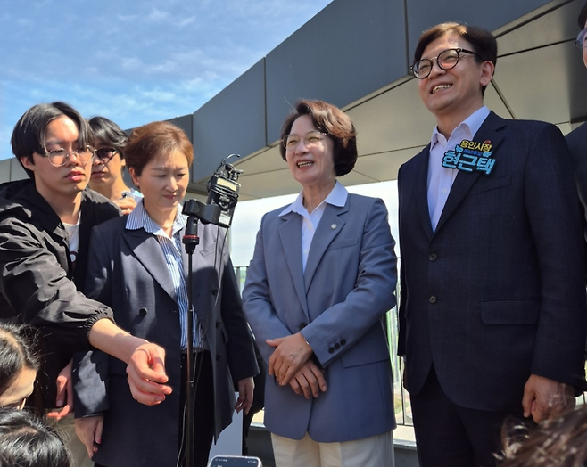 ▲ 추미애(가운데) 더불어민주당 경기도지사 후보가 24일 용인 반도체 국가산업단지 방문 현장에서 이언주 최고위원, 현근택 용인시장 후보와 함께 기자들과 질의 응답 시간을 갖고 있다./김현우 기자 kimhw@incheonilbo.com