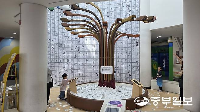 고양특례시 덕양구 화정동 소재 고양어린이박물관 로비에 마련된 리프 코너에서, 어린이들과 학부모들이 자신의 그림이 종이에 담겨 내려오는 과정을 체험 중이다. 김태훈 기자