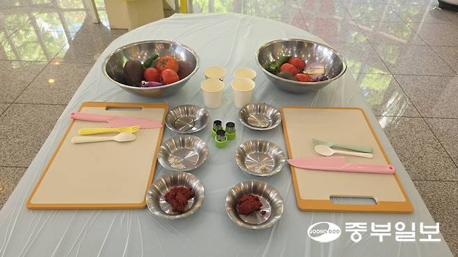 고양어린이박물관 1층 뮤지엄라운지에 마련된 뮤지업랩 메이킹(과카몰리 카나페 만들기) 재료들. 김태훈 기자