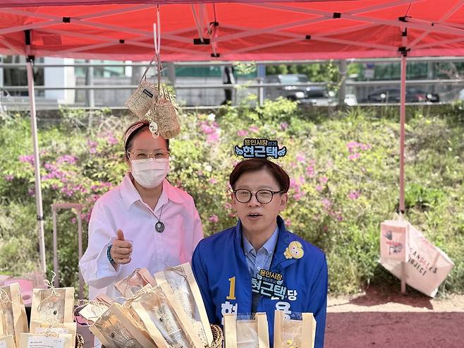 더불어민주당 현근택 용인시장 예비후보가 25일 '해도두리 장터'에 방문해 상인들과 담소를 나누고, 일일 판매 아르바이트 체험을 했다.<현근택후보 선거사무실 제공>