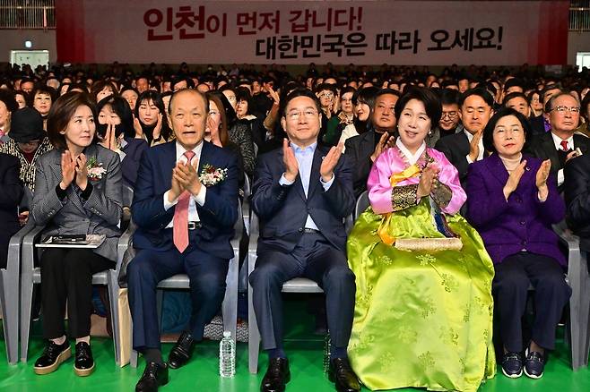 지난달 연수구 선학체육관에서 열린 유정복 인천시장 출판기념회에 참석한 황우여 국민의힘 상임고문과 유 시장이 나란히 앉아있는 모습. /기호일보 DB