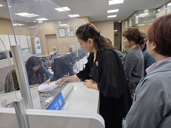 경기교육혁신연대 소속 지속가능포럼 등 단체 관계자들이 지난 24일 오후 경기남부경찰청에 고발장을 접수했다.