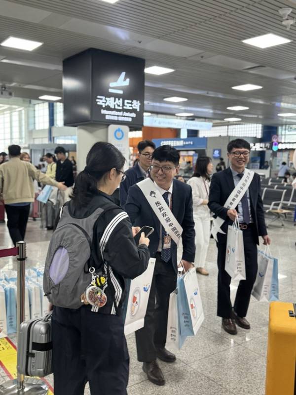 청주공항이 지난 24일 입국장에서 중국인 관광객 160여명에게 꽃다발과 기념품을 증정하고 있다./청주공항 제공