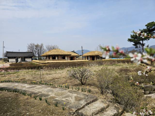 박목월 시인의 생가가 마치 시의 한 장면처럼 저만치 서 있다.