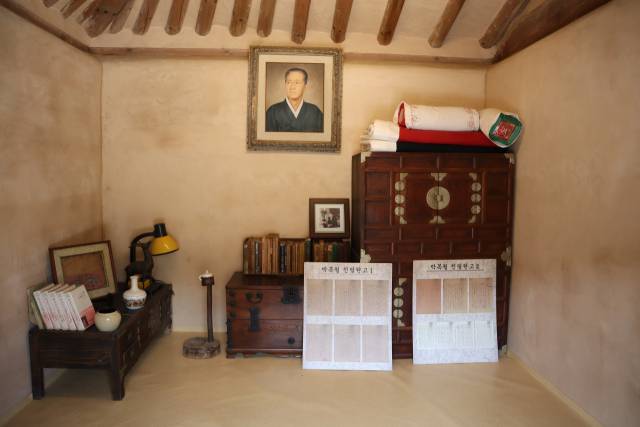 열린 문 너머로 들여다본 안채에는 단정한 시인의 서재가 놓여 있다.