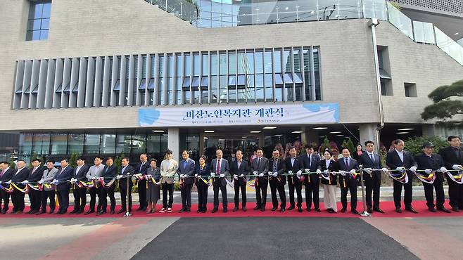 대구 서구 비산노인복지관 개관식에 앞서 참석자들이 테이프 커팅 행사를 하고 있다.