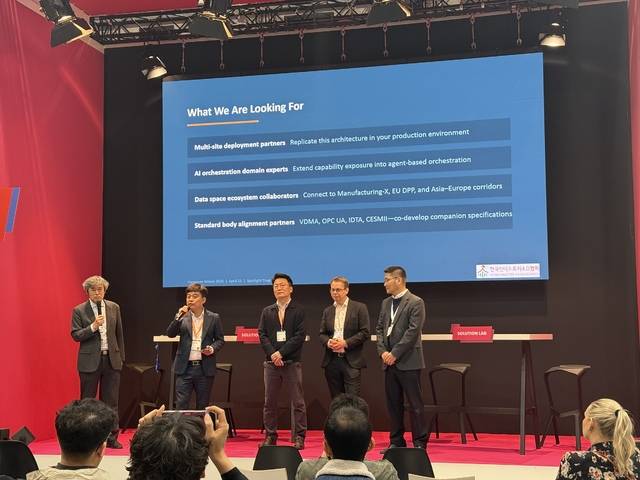 대구시 관계자들이 지난 22일 독일 하노버에서 열린 '하노버메세 2026' 메인 포럼에서 '파워풀ABB 실증팩토리 구축·활용 사업' 성과를 발표하고 있다. 대구시 제공