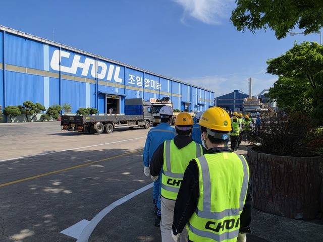 대학생들이 안전모와 형광 조끼, 장갑을 착용하는 등 안전에 만전을 기한 채 조일알미늄 생산 공정 현장으로 이동하고 있다. 권영진 기자