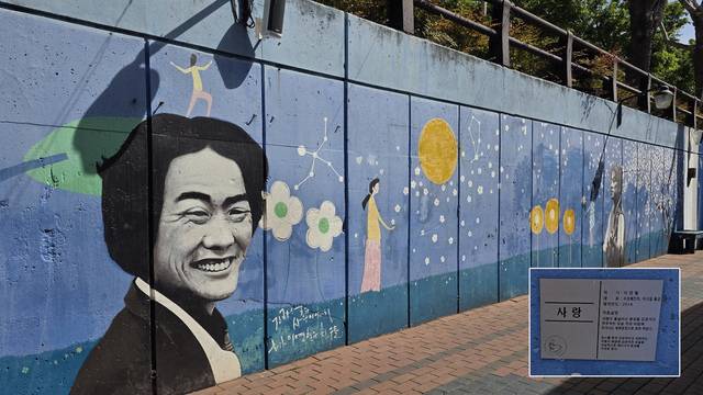 대구 중구 '김광석 다시그리기길'의 한 벽화 앞에 작품 안내판이 붙어 있다. 이 안내판에는 제목, 작가, 작품 설명 등 모든 정보가 한글 텍스트로만 기재되어 있을 뿐 시각장애인을 위한 점자나 추가 정보를 제공하는 QR코드 등이 전혀 없다. 김용국 기자