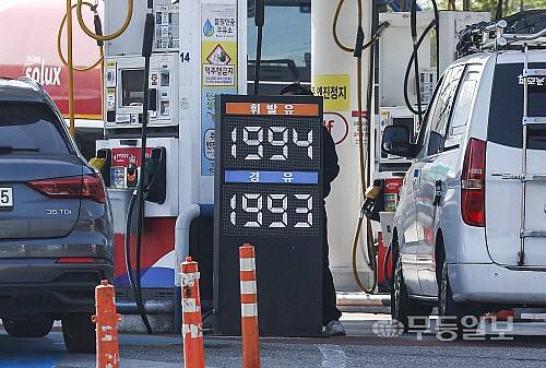 26일 서울시내 주유소에 유가정보가 나타나있다. 정부가 정유사 공급가 상한을 연이어 동결한 것과 달리 주유소의 소비자 판매가격이 2천원을 넘어서는 등 꾸준히 상승세를 이어가고 있다. 뉴시스