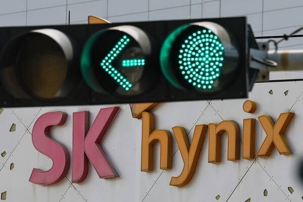 SK하이닉스가 계속되는 인공지능(AI) 반도체 수요 급증에 힘입어 매출액 52조원, 영업익 37조원을 넘으며 역대 최대 실적 기록 행진을 이어간 23일 경기도 이천시 SK하이닉스 본사 모습. [출처=연합뉴스]