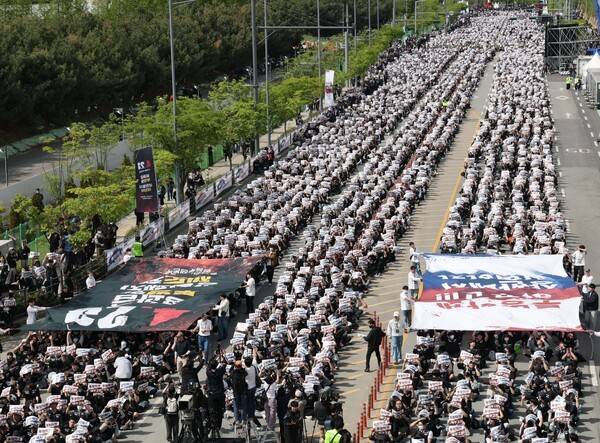 23일 경기도 평택시 삼성전자 평택캠퍼스 앞에서 열린 삼성전자 노동조합 공동투쟁본부의 '투명하게 바꾸고, 상한폐지 실현하자-4/23 투쟁 결의대회'에서 조합원들이 구호를 외치고 있다. [출처=연합뉴스]