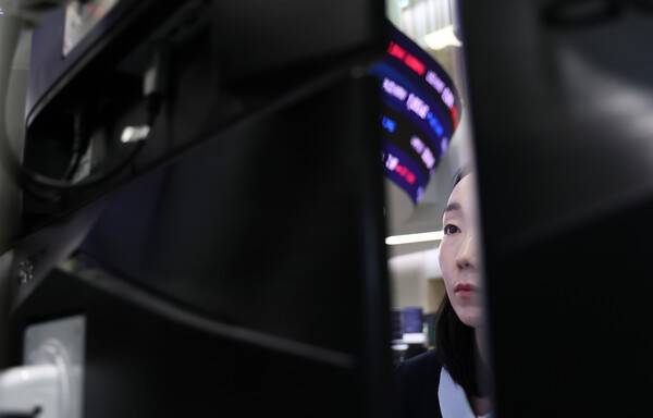 코스피가 장중 한때 사상 최고치를 경신한 21일 서울 하나은행 본점 딜링룸에서 딜러들이 업무를 보고 있다. [출처=연합뉴스]