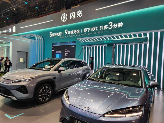 2026 베이징 국제 모터쇼 BYD 부스에 전시된 '플래시 차저' 기술. BYD 플래시 차저는 2세대 블레이드 배터리와 결합해 5분 충전으로 10%에서 70%까지(약 400km 주행 거리) 충전할 수 있는 초고속 충전 기술이다.[사진=한지연기자]모터쇼 샤오미 부스를 입장을 위해 대기중인 행렬[사진=한지연 기자]