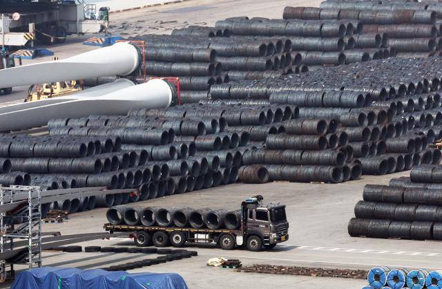 평택항에 쌓여있는 철강 제품 [사진=연합뉴스]