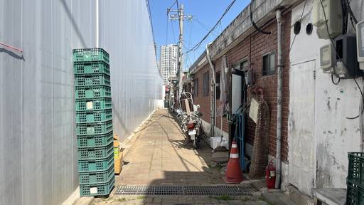 장위뉴타운 10구역 공사장과 맞닿아 있는 장위전통시장 골목 주택가./성채리 인턴기자