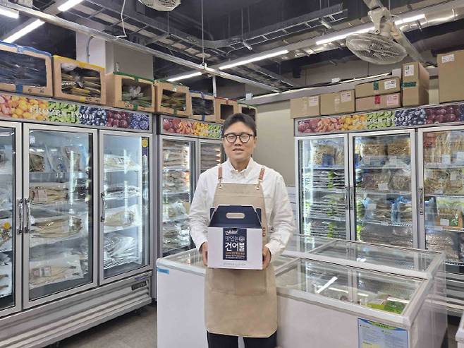 박동은 해맑은푸드 대표가 판매 상품을 들고 있는 모습