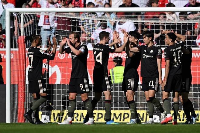 바이에른 뮌헨 선수들이 극적인 역전승을 거둔 뒤 서로 하이파이브를 나누고 있다. 사진=AFPBBNews
