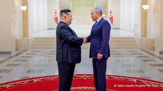 김정은 북한 국무위원장과 뱌체슬라프 볼로딘 러시아 하원의장. 〈사진=주북러시아대사관 텔레그램〉