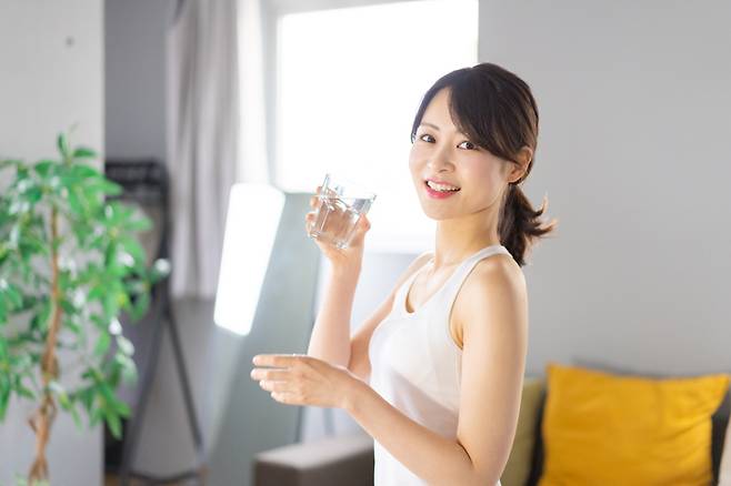 아침 식사를 하기 전에 물 한두 잔을 마시면 체중을 줄이거나 적정 몸무게를 유지하는 데 도움이 된다. 사진=게티이미지뱅크