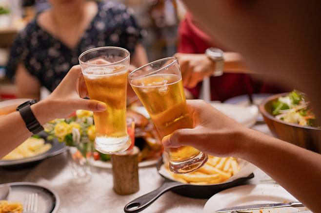 뱃살의 주범으로 지목되던 맥주가 필수영양소인 비타민 B6 공급원으로 작용할 수 있다는 연구 결과가 나왔다. 사진=게티이미지뱅크