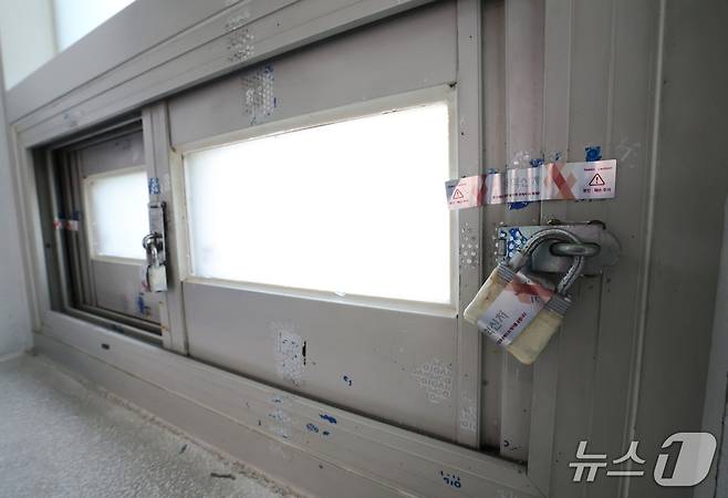 정부과천청사 국가고시센터 내부의 모습이다. 위원들이 합숙 출제를 하는 곳으로, 국가보안시설 '다'급에 해당한다. 외부를 볼 수 없을 만큼 건물 내 창문 전체가 다 반투명지로 붙어져 있고, 자물쇠로 잠겨 있을 만큼 보안이 엄격하다. (인사혁신처 제공. 재판매 및 DB금지)