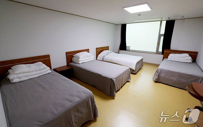 합숙하러 온 위원들이 묵는 다인실 숙소다. 마찬가지로 밖을 볼 수 없게 창문엔 반투명지가 붙어 있다. (인사혁신처 제공. 재판매 및 DB금지)